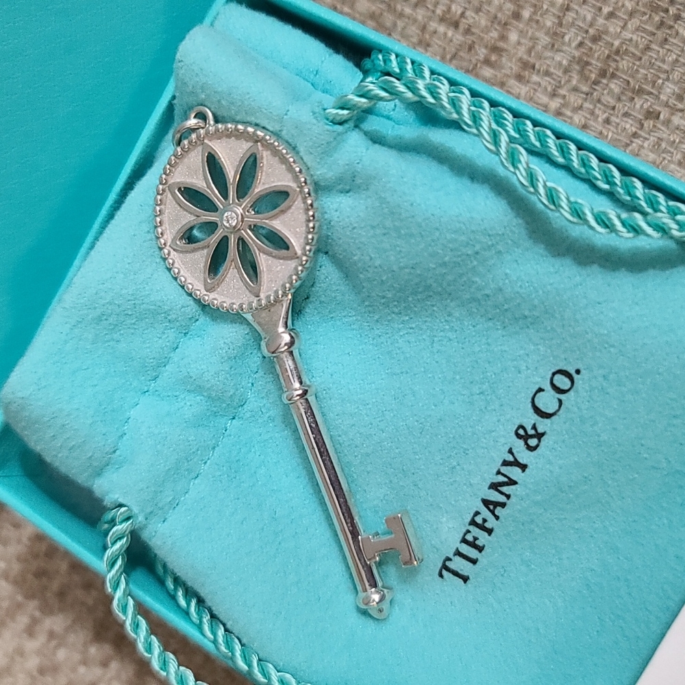 Tiffany Daisy XL 2.75" Diamond Key